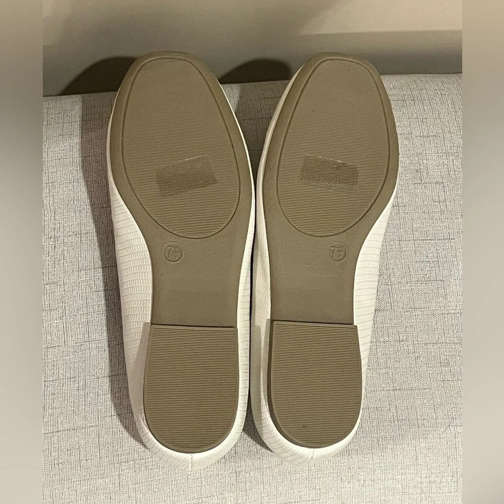 Like New Journee Wrenn Tru Comfort Off white Foam Loafers